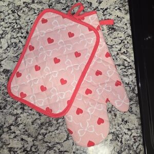 Heart Pattern Oven Mitt and Pot Holder Set